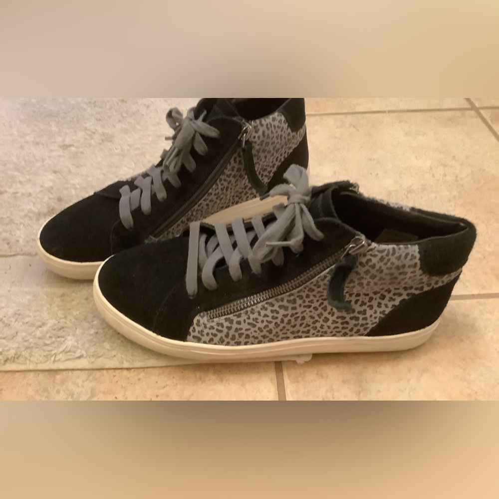 Blondo waterproof suede hightops size 9